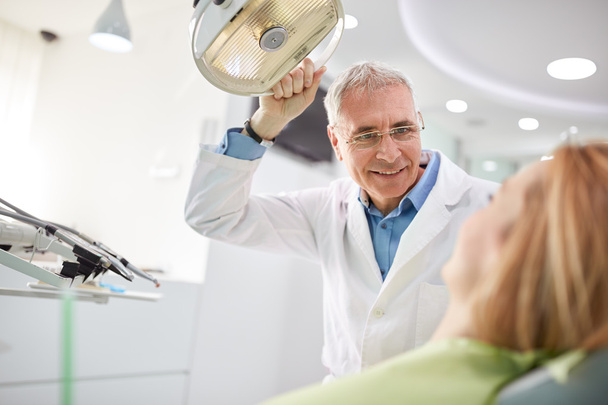 Dentist adjust searchlight before starting wor - Photo, Image
