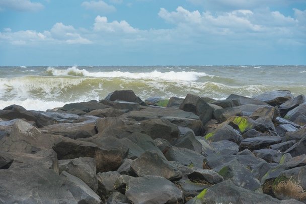 Mares tempestuosos por um molhe
 - Foto, Imagem