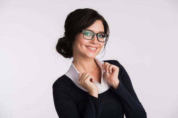 Γραμματέα ή επαγγελματίες γυναίκα με έκπληξη βλέμμα στο πρόσωπό της απομονωμένη πάνω από ανοιχτόχρωμο φόντο - Φωτογραφία, εικόνα