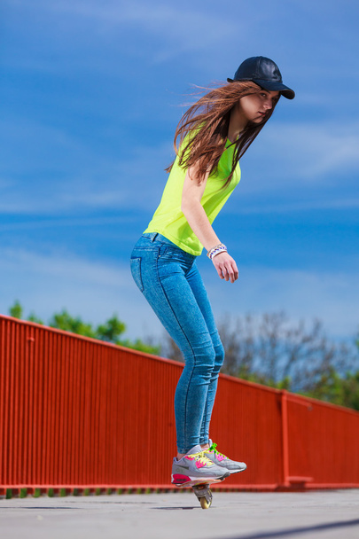 adolescent fille patineur équitation skateboard sur rue. - Photo, image