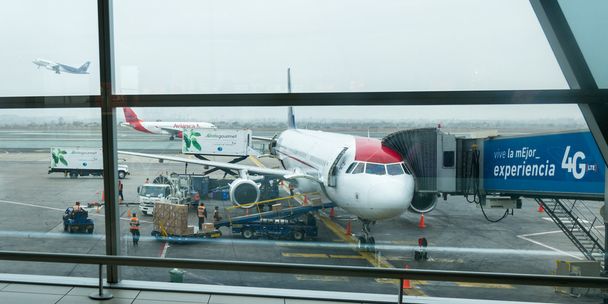 loading and preparing an airplane - Foto, imagen