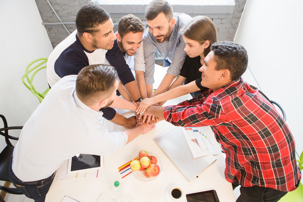Geschäftsleute zeigen Teamwork im Amt - Foto, Bild