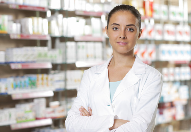 Портрет улыбающейся женщины-фармацевта в аптеке
 - Фото, изображение