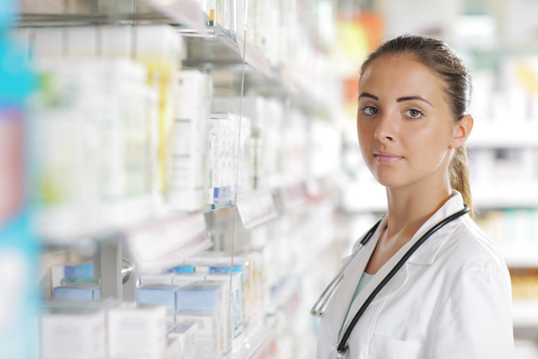 Portrait of Smiling Woman Pharmacist in Pharmacy - Foto, imagen