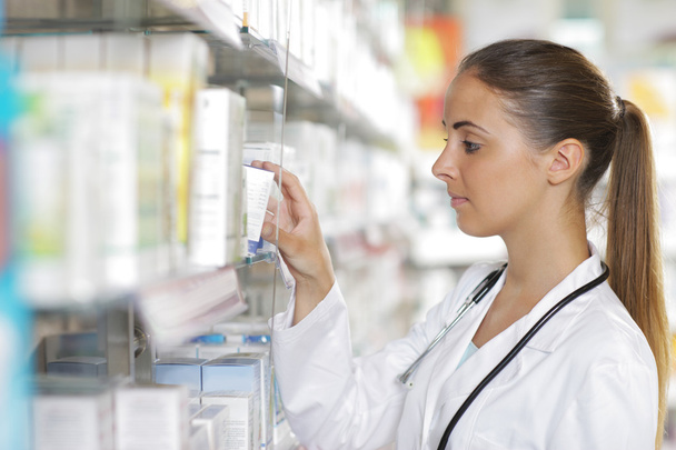 Pharmacy: Selecting a Medication - Foto, afbeelding