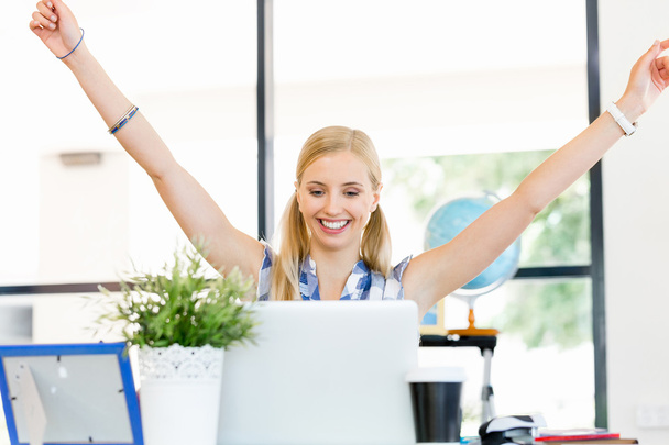 Happy young woman in office - Foto, imagen