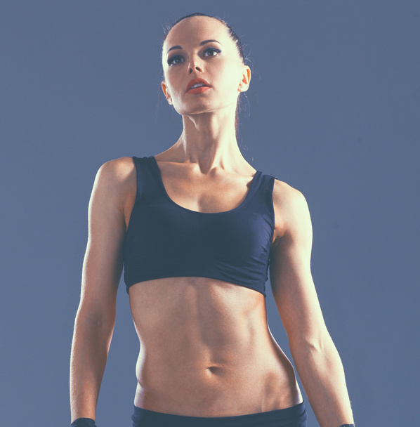 Атлетичная женщина накачивает мускулы гантелями - Фото, изображение