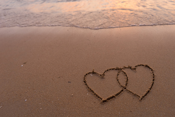 twee harten getekend in strand - Foto, afbeelding