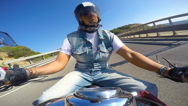 motorkář na klasickém motocyklu - Fotografie, Obrázek