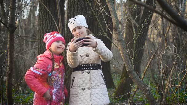 Meninas na floresta fazer uma selfie
 - Filmagem, Vídeo