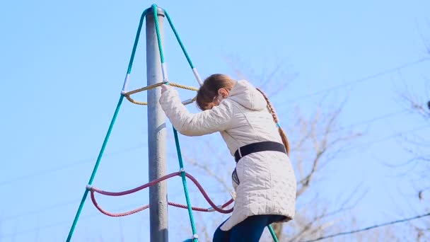 Mädchen klettert die Seile hoch - Filmmaterial, Video