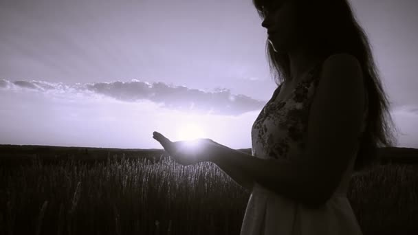 Γυναίκα κρατά το κρύο ήλιο στο χέρι - Πλάνα, βίντεο