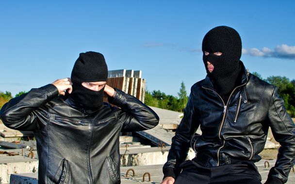 Zwei Kriminelle bereiten sich auf Raubüberfall vor - Foto, Bild