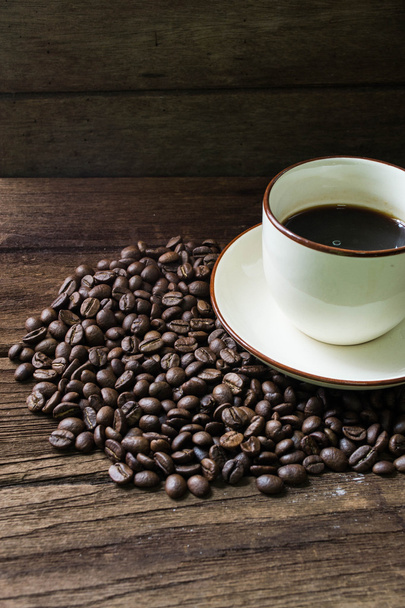 coffee cup and coffee beans - Фото, зображення
