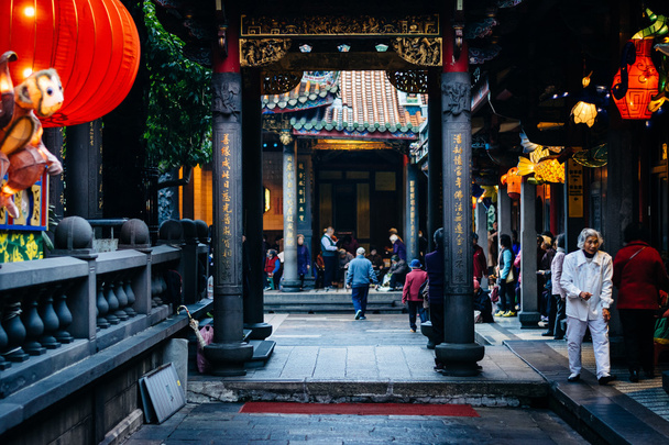 Corridor inside Longshan Temple, in the Wanhua District,  Taipei - Fotó, kép