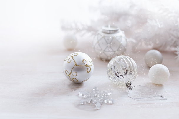 Gümüş ve beyaz arka plan üzerinde beyaz Noel süsler - Fotoğraf, Görsel