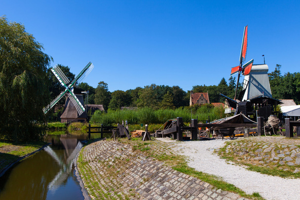 Klasické holandské větrné mlýny v přírodě s modrou oblohou v pozadí - Fotografie, Obrázek