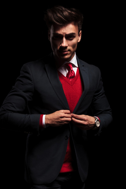 σοβαρή νεαρός επιχείρηση άνθρωπος unbuttoning κοστούμι του  - Φωτογραφία, εικόνα