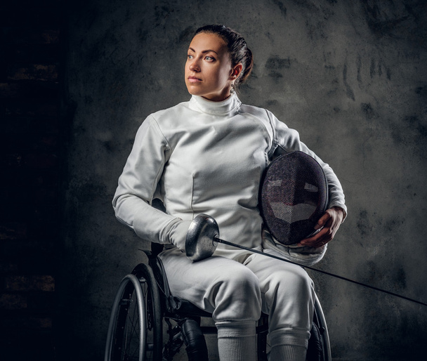 Kadın Paralimpik tekerlekli sandalye fencer  - Fotoğraf, Görsel