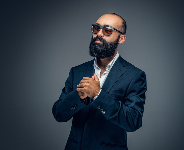 Bearded male in a business suit - Foto, imagen