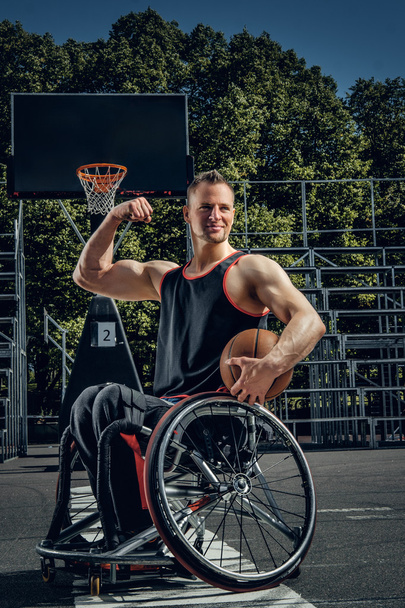 Ανάπηρος μπάσκετ παίκτης σε αναπηρική καρέκλα - Φωτογραφία, εικόνα