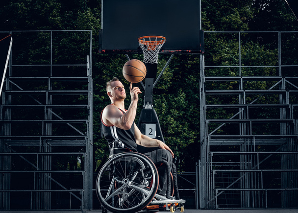 Verlamde basketbalspeler in rolstoel - Foto, afbeelding