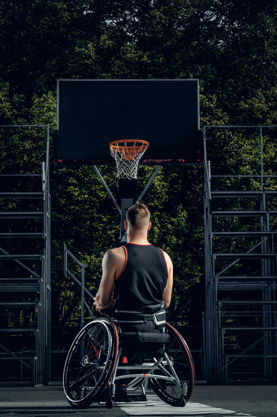 Krüppelnder Basketballspieler im Rollstuhl  - Foto, Bild
