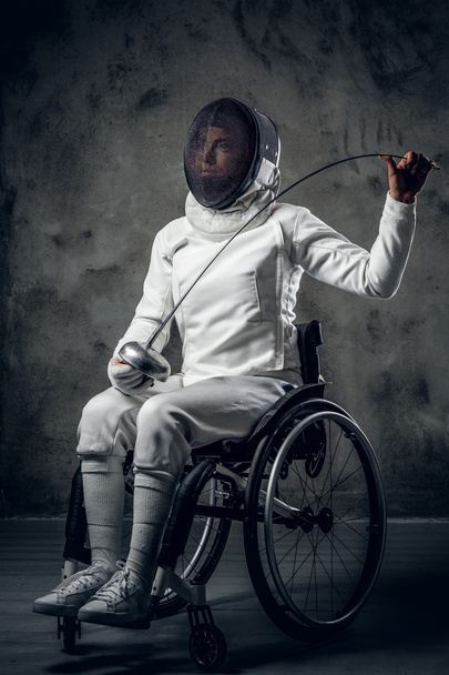 Θηλυκό Παραολυμπιακών Ξιφασκίας με αναπηρικό καροτσάκι - Φωτογραφία, εικόνα