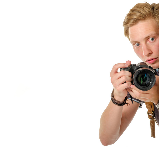 Молодий чоловік мандрівник фотографує камеру dslr ізольовано
 - Фото, зображення