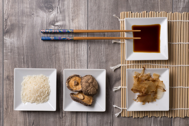 Table de style oriental avec baguettes, sauce soja, riz, champignons shitake
  - Photo, image