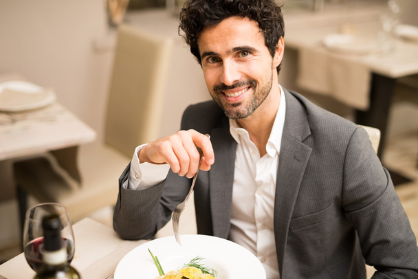 man eating at restaurant - Фото, зображення
