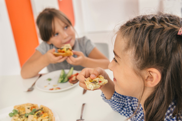 Дети наслаждаются вкусной едой
 - Фото, изображение