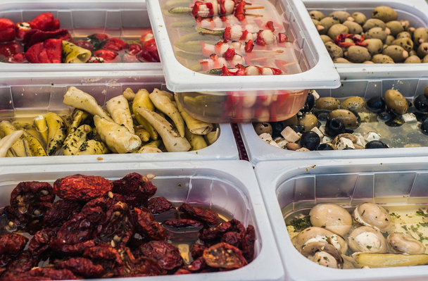 Маринованные овощи в пластиковых контейнерах
 - Фото, изображение