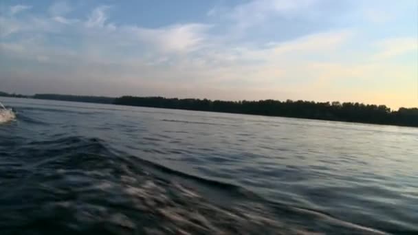 Beautiful sunset on lake water, wake boat ship tour - Imágenes, Vídeo