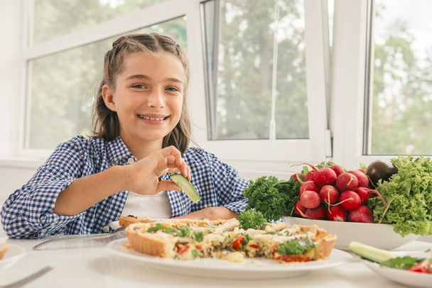 Söpö pieni tyttö syö terveellistä ateriaa
 - Valokuva, kuva