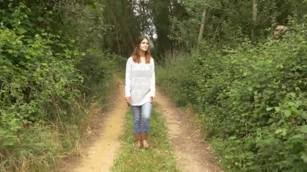 mulher andando e sorrindo na estrada rural
 - Filmagem, Vídeo