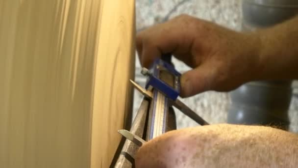 Carpintero trabajando con madera  - Metraje, vídeo