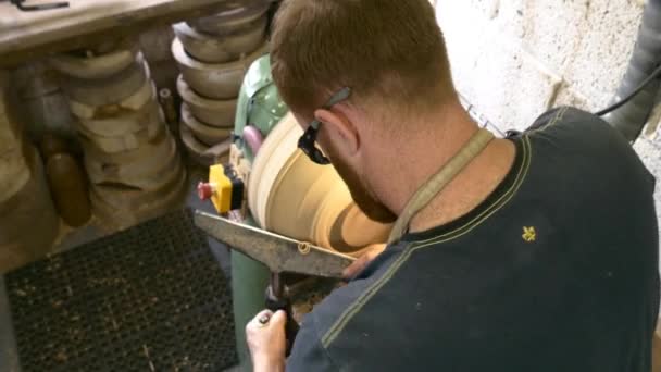 Ξυλουργός που εργάζεται με ξύλο  - Πλάνα, βίντεο