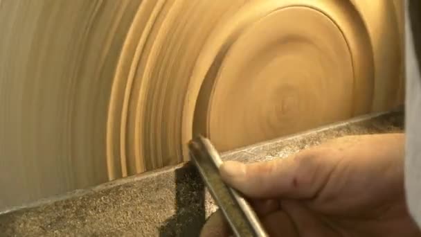 Carpintero trabajando con madera  - Metraje, vídeo