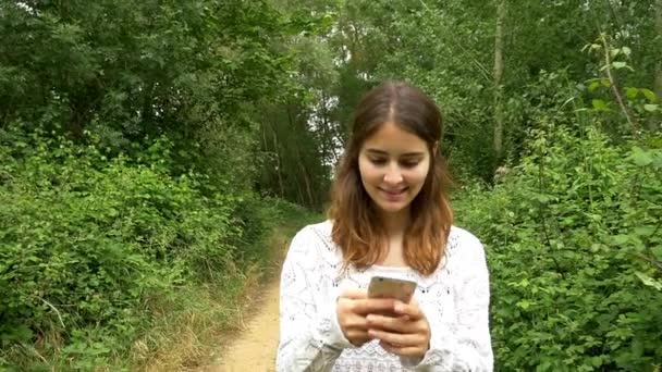 Kobieta korzystająca ze smartfona - Materiał filmowy, wideo