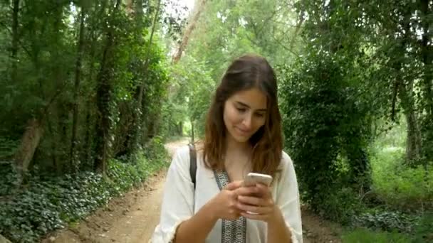 Frau nutzt Smartphone - Filmmaterial, Video