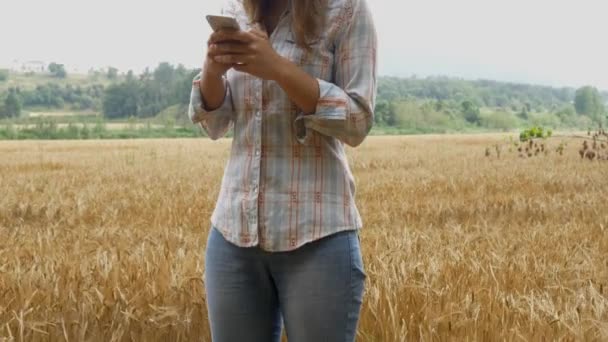 woman using smartphone - Video