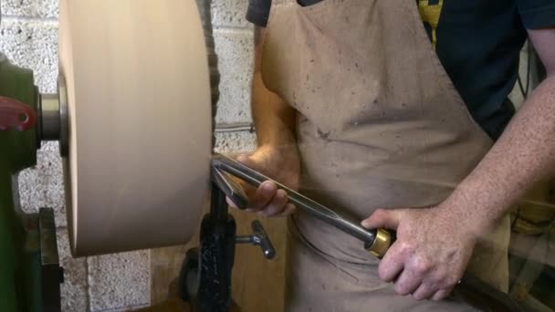 Ξυλουργός που εργάζεται με ξύλο  - Πλάνα, βίντεο