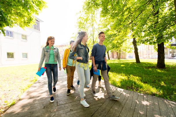 grupo de adolescentes felizes estudantes andando ao ar livre
 - Foto, Imagem