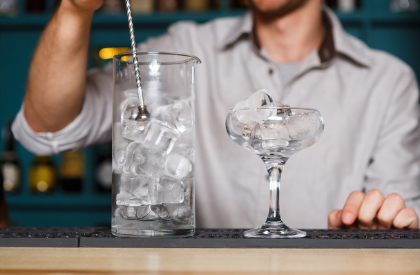 Barmans handen maken van ijs voor cocktail - Foto, afbeelding