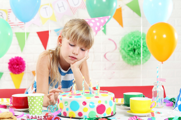 De cake van de kindverjaardag meisje - Foto, afbeelding