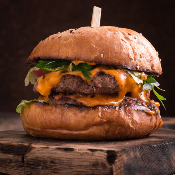 Νόστιμο στη σχάρα burger με μαρούλι και μαγιονέζα, ένα αγροτικό, ξύλινο τραπέζι - Φωτογραφία, εικόνα