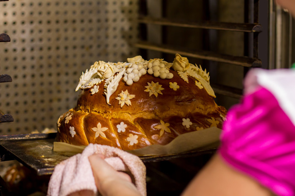 Zdobione chleb w piekarniku Taca. - Zdjęcie, obraz