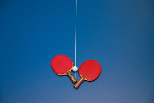 Raquettes et ballon sur table de tennis
 - Photo, image