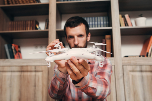 Man installing drone propellers - Foto, Imagem